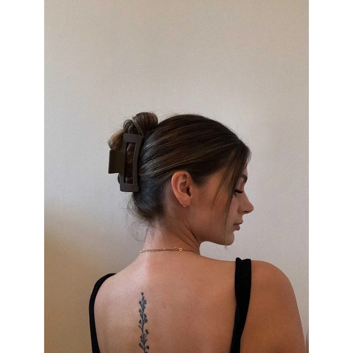 PIXIE WOO HONEY OVERSIZED CLAW CLIP SAND