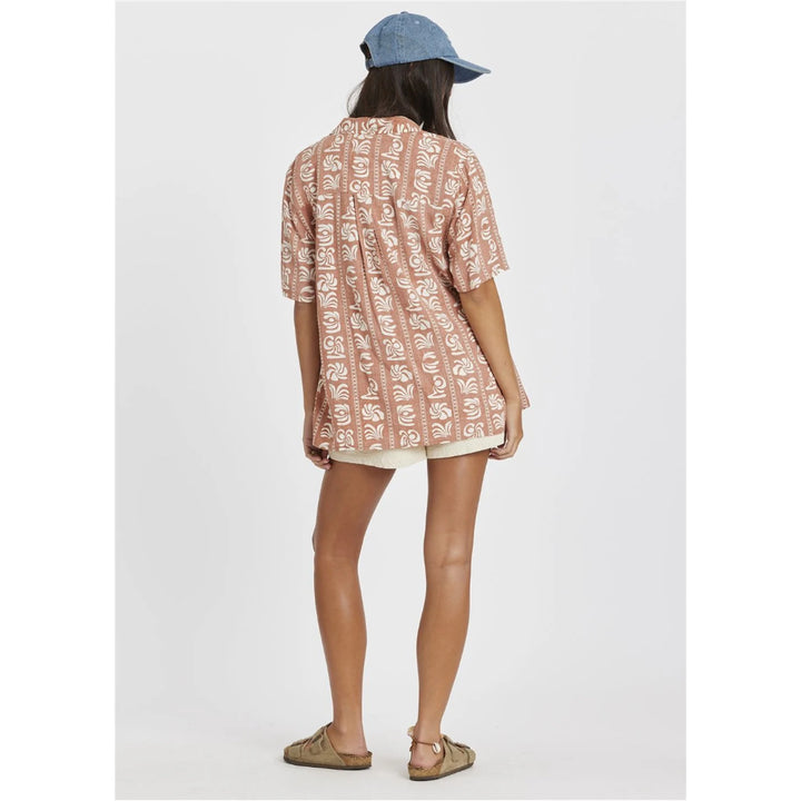 SISSTR ISLAND BEAUTY SHORT SLEEVE WOVEN TOP HENNA