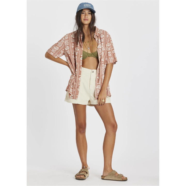 SISSTR ISLAND BEAUTY SHORT SLEEVE WOVEN TOP HENNA